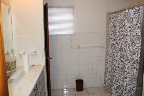 House in Tampa, Florida 4 bedrooms, 160.72 sq.m. № 2119389 - photo 5