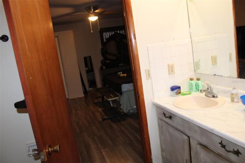 House in Tampa, Florida 4 bedrooms, 160.72 sq.m. № 2119389 - photo 8