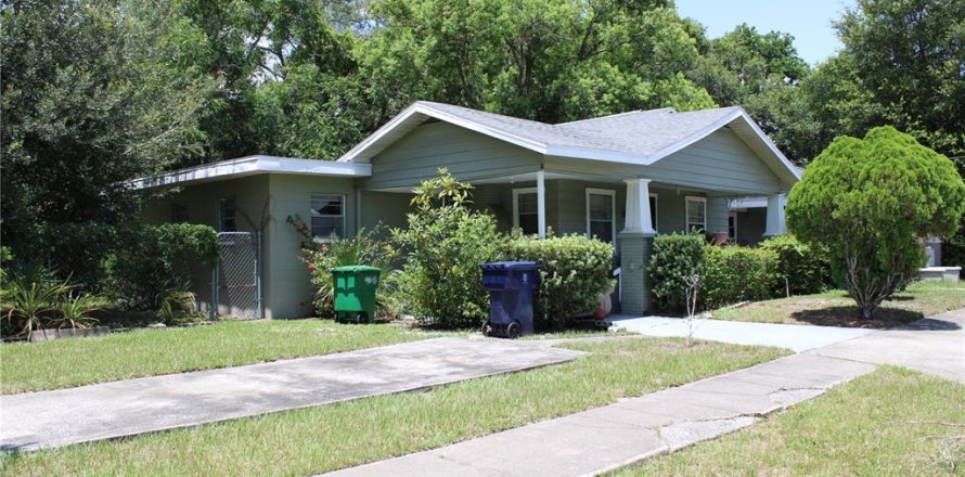 House in Tampa, Florida 4 bedrooms, 160.72 sq.m. № 2119389