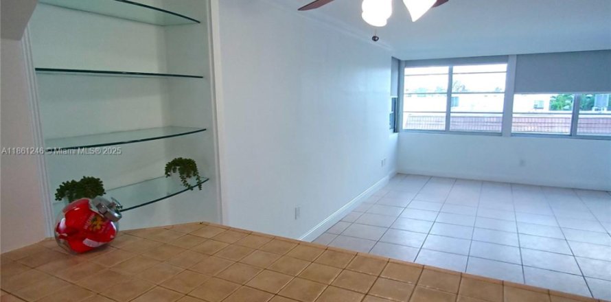 Condo in Miami Beach, Florida, 1 bedroom № 1891830