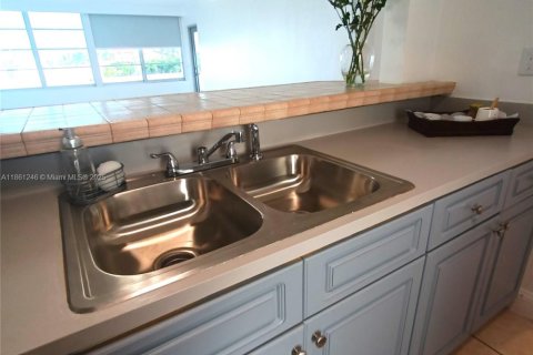 Condo in Miami Beach, Florida, 1 bedroom  № 1891830 - photo 13
