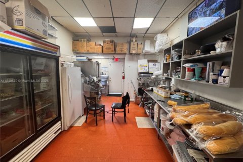 Commercial property in Hialeah, Florida № 1830782 - photo 11