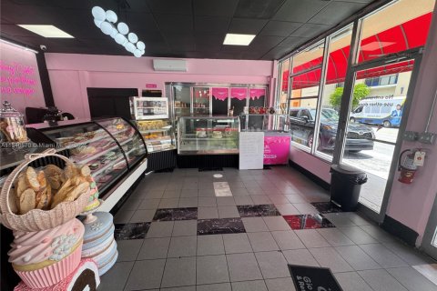 Commercial property in Hialeah, Florida № 1830782 - photo 2