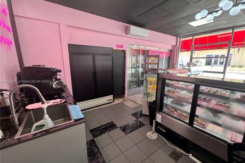 Commercial property in Hialeah, Florida № 1830782 - photo 4