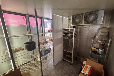 Commercial property in Hialeah, Florida № 1830782 - photo 14