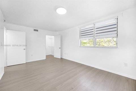 Copropriété à louer à Doral, Floride: 2 chambres, 111.2 m2 № 2052142 - photo 13