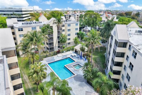 Copropriété à louer à Doral, Floride: 2 chambres, 111.2 m2 № 2052142 - photo 2