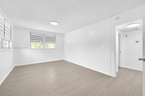 Copropriété à louer à Doral, Floride: 2 chambres, 111.2 m2 № 2052142 - photo 11