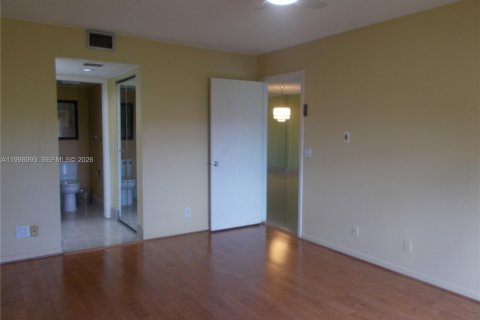 Condo in Pembroke Pines, Florida, 2 bedrooms  № 2060946 - photo 22