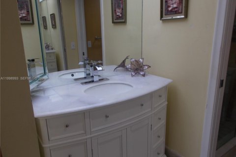 Condo in Pembroke Pines, Florida, 2 bedrooms  № 2060946 - photo 27