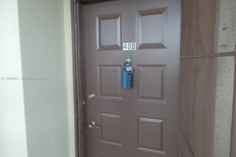 Condo in Pembroke Pines, Florida, 2 bedrooms  № 2060946 - photo 13