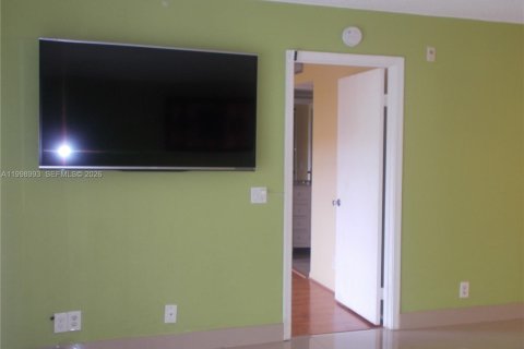 Condo in Pembroke Pines, Florida, 2 bedrooms  № 2060946 - photo 21