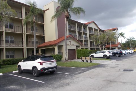 Condo in Pembroke Pines, Florida, 2 bedrooms  № 2060946 - photo 9