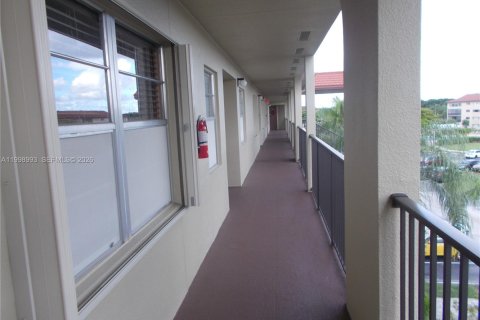 Condo in Pembroke Pines, Florida, 2 bedrooms  № 2060946 - photo 11