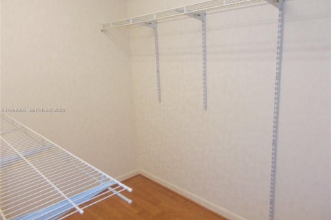 Condo in Pembroke Pines, Florida, 2 bedrooms  № 2060946 - photo 25