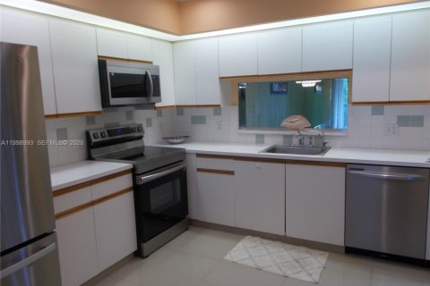 Condo in Pembroke Pines, Florida, 2 bedrooms  № 2060946 - photo 18