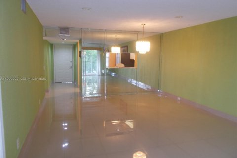 Condo in Pembroke Pines, Florida, 2 bedrooms  № 2060946 - photo 19