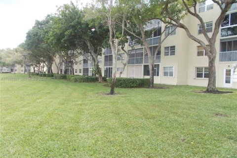Condo in Pembroke Pines, Florida, 2 bedrooms  № 2060946 - photo 7