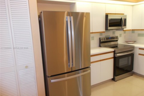 Condo in Pembroke Pines, Florida, 2 bedrooms  № 2060946 - photo 17