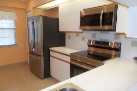 Condo in Pembroke Pines, Florida, 2 bedrooms  № 2060946 - photo 16