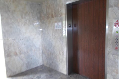 Condo in Pembroke Pines, Florida, 2 bedrooms  № 2060946 - photo 10