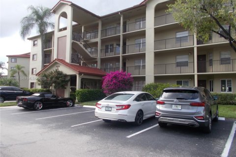 Condo in Pembroke Pines, Florida, 2 bedrooms  № 2060946 - photo 2