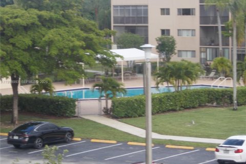 Condo in Pembroke Pines, Florida, 2 bedrooms  № 2060946 - photo 4