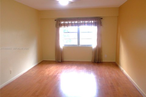 Condo in Pembroke Pines, Florida, 2 bedrooms  № 2060946 - photo 23