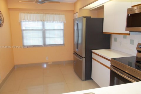 Condo in Pembroke Pines, Florida, 2 bedrooms  № 2060946 - photo 15