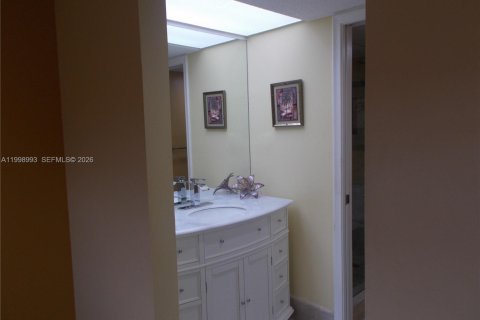 Condo in Pembroke Pines, Florida, 2 bedrooms  № 2060946 - photo 26
