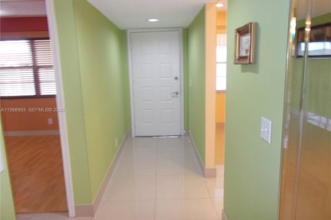 Condo in Pembroke Pines, Florida, 2 bedrooms  № 2060946 - photo 14