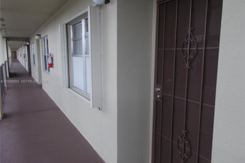 Condo in Pembroke Pines, Florida, 2 bedrooms  № 2060946 - photo 12