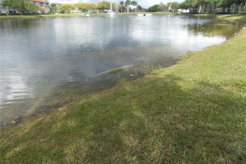Condo in Pembroke Pines, Florida, 2 bedrooms  № 2060946 - photo 5