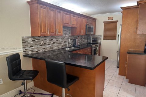 Condo in Hialeah, Florida, 2 bedrooms  № 1764248 - photo 10