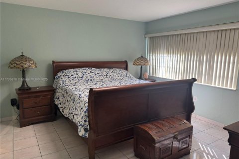 Condo in Hialeah, Florida, 2 bedrooms  № 1764248 - photo 18