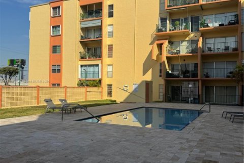 Condo in Hialeah, Florida, 2 bedrooms  № 1764248 - photo 3
