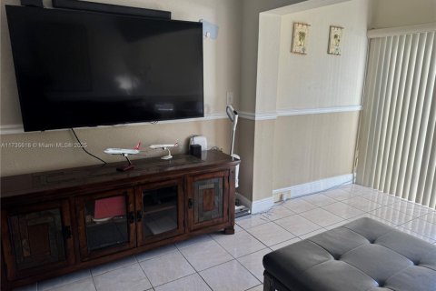 Condo in Hialeah, Florida, 2 bedrooms  № 1764248 - photo 17