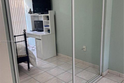 Condo in Hialeah, Florida, 2 bedrooms  № 1764248 - photo 24