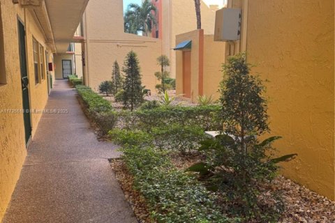 Condo in Hialeah, Florida, 2 bedrooms  № 1764248 - photo 4