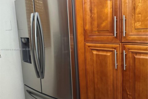 Condo in Hialeah, Florida, 2 bedrooms  № 1764248 - photo 12