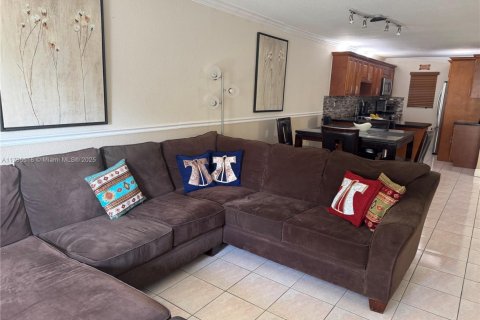 Condo in Hialeah, Florida, 2 bedrooms  № 1764248 - photo 14