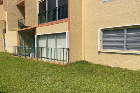 Condo in Hialeah, Florida, 2 bedrooms  № 1764248 - photo 1