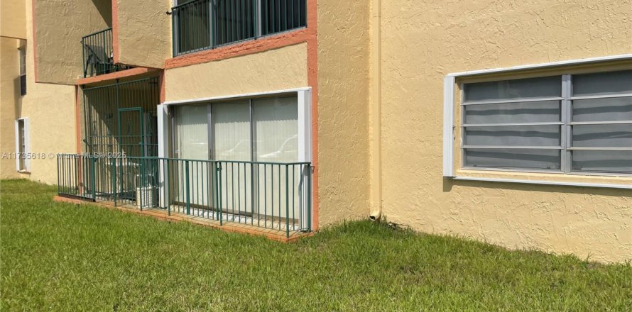 Condo in Hialeah, Florida, 2 bedrooms № 1764248