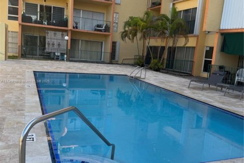Condo in Hialeah, Florida, 2 bedrooms  № 1764248 - photo 2