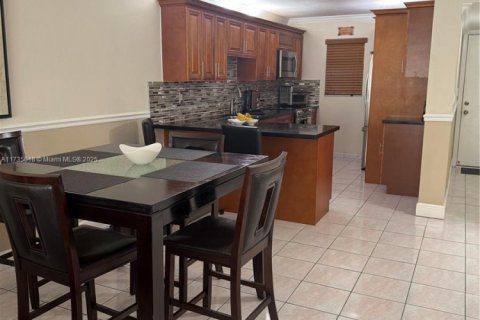 Condo in Hialeah, Florida, 2 bedrooms  № 1764248 - photo 9