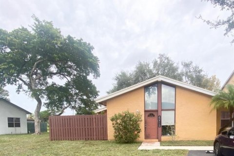 Casa en venta en Plantation, Florida, 2 dormitorios, 93.92 m2 № 1934172 - foto 2