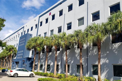 Commercial property in Doral, Florida № 1985411 - photo 1