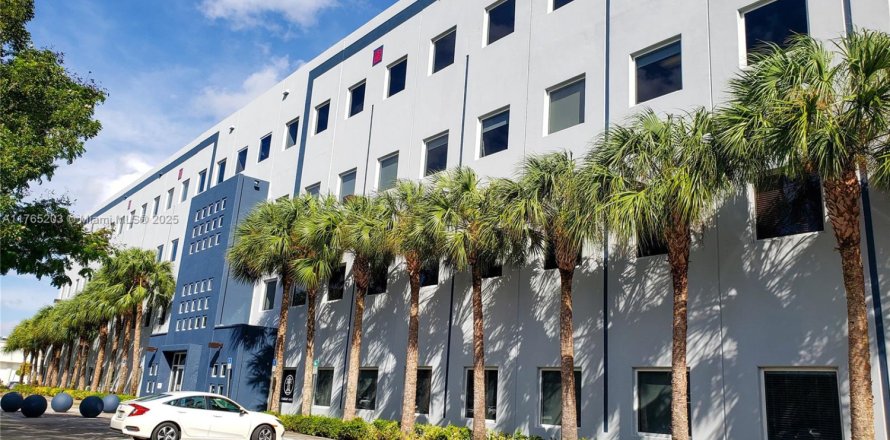 Commercial property in Doral, Florida № 1985411