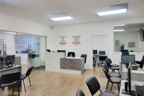 Commercial property in Doral, Florida № 1985411 - photo 8