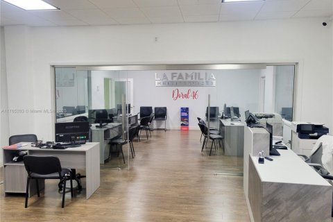 Commercial property in Doral, Florida № 1985411 - photo 3